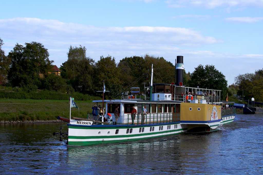 Der Personendampfer  Meissen  hat am Nachmittag des 06.10.2011 soeben die Anlegestelle  Schlo Pillnitz  verlassen und ist unterwegs elbabwrts in Richtung Dresden/Terrassenufer. Die Aufnahme erfolgte von Bord des MS  August der Starke , welches hier gleich wenden und ebenfalls zum Terrassenufer zurckfahren wird. Erwhnenswert ist vielleicht, dass alle Schaufelraddampfer der  Schsischen Dampfschiffahrtsgesellschaft  (ehemals  Weie Flotte Dresden ) noch mit den Original-Dampfmaschinen aus der Jahrhundertwende um 1900 angetrieben werden, allerdings im generalberholten Zustand. Auch werden die Maschinen jetzt von Halogen-Scheinwerfern angestrahlt und sind fr die Passagiere von oben sehr gut einsehbar. Lediglich die Kesselanlagen wurden komplett ausgetauscht und von Kohle auf leichtes Heizl, sowie auch moderne Anlagensteuerung umgestellt. Auch gibt es, im Gegensatz zu frher, eine eigene Bord-Stromversorgung und im Bug der Schiffe elektrische Querstrahlruder, was die Manvrierfhigkeit der Schiffe entscheidend erhht und durch den wesentlich geringeren Arbeitsaufwand zwar die Arbeit des Bordpersonals erheblich erleichtert, aber leider auch die notwendige Personalstrke auf ein Minimum reduziert. Auch die Ansteuerung des Hauptruders, welche frher ber ein klassisches Steuerrad und Kettenantrieb erfolgte, wurde durch eine, mittels von der Kommandobrcke per Joystick zu steuernde, moderne Rudermaschine ersetzt.