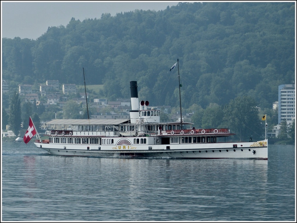 Der Raddamfer  URI  unterwegs auf dem Vierwaldstttersee am 24.05.2012.
Schiffsdaten: Gebaut von den Gebrdern Sulzer aus Winterthur im Jahr 1901, L 61,8m; B 14m; kann 800Personen oder 60T befrdern, Leistung 950 Ps, 27,4 Km/h. Es ist der lteste Raddampfer de Schweiz.