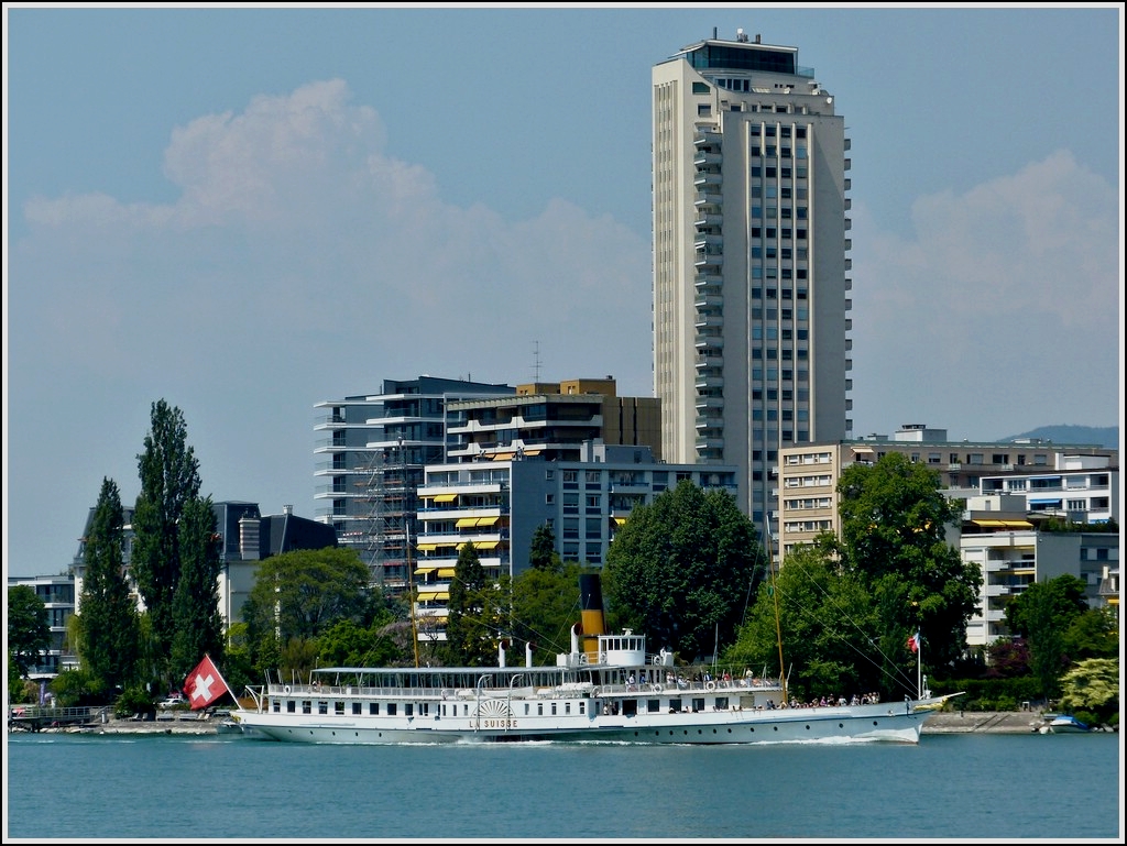 Der Raddampfer  LA SUISSE  vor der Kulisse von Montreux aufgenommen vom Strand in Vevey am 26.05.2012.