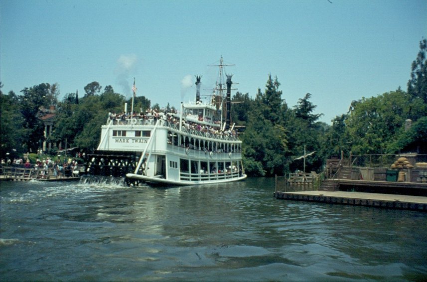 Der Raddampfer  Mark Twain  ist unterwegs in Disneyland (ca. 1998) digitalisiertes Dia