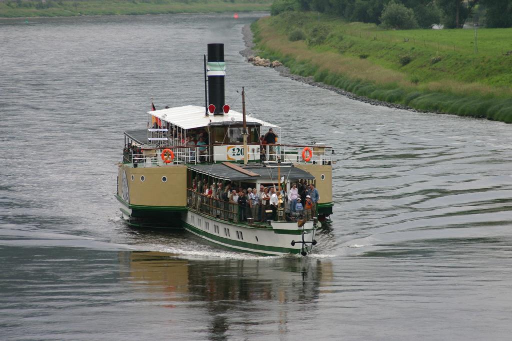 Der Raddampfer  Pillnitz  der Dresdner Flotte
ist am 2.6.2007 auf der Elbe bei Knigstein unterwegs.