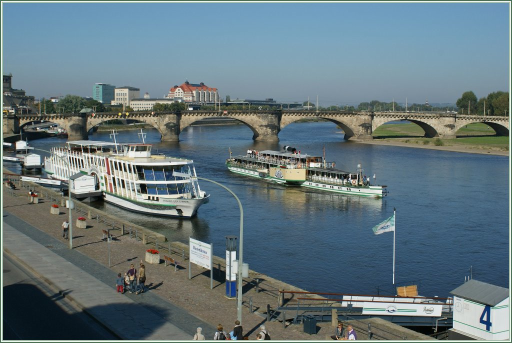 Der Radschaufeldampfer  Pillnitz  hat soeben in Dresden abgelegt.
23. Sept. 2010