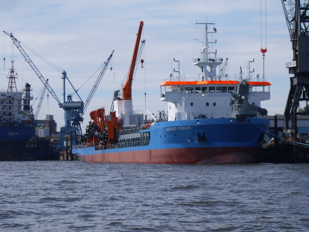 Der Saugbagger WERNER MBIUS liegt im Hamburger Hafen. Das Schiff ist 119 Meter lang, ist ca 21 Kn schnell und wiegt 8.150 TDW.