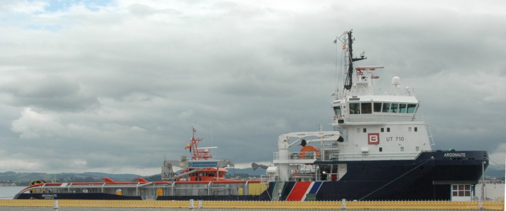 Der Schlepper ARGONAUTE im Hafen von Santander/Spanien. Er wird auch fr Hilfeleistungen auf See und zur Reinigung von el gebraucht. Gesehen am 26.05.2010. Sein Heimathafen ist Marseille.