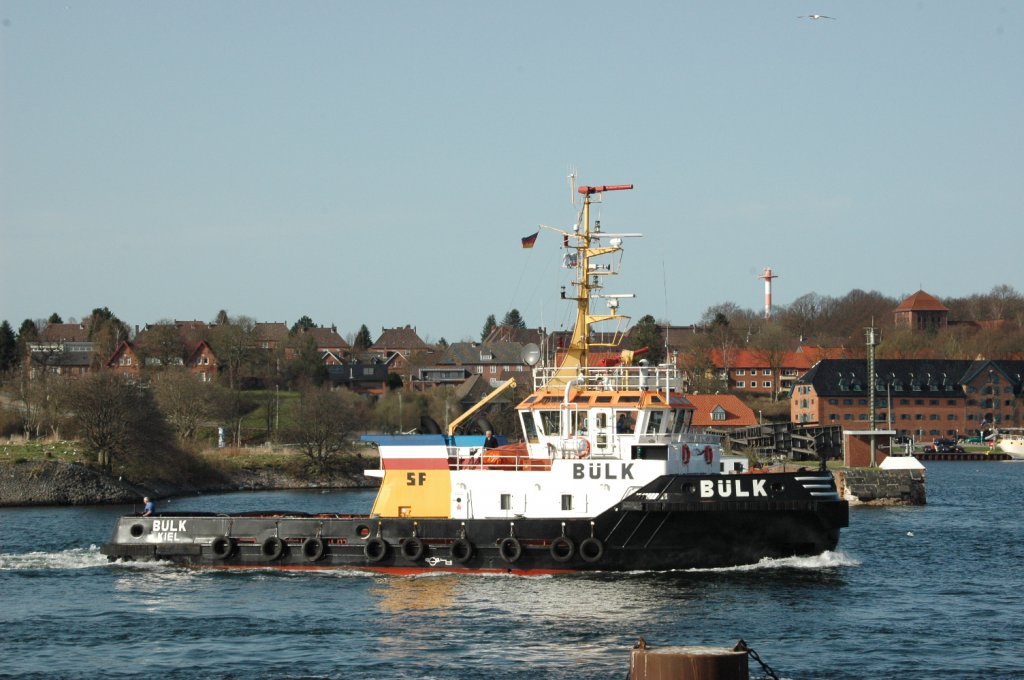 Der Schlepper BLK vor der Kiel-Holtenauer Schleuse, gesehen am 09.04.2011.