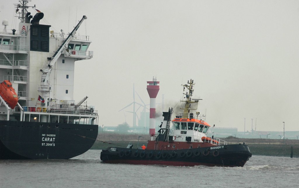 Der Schlepper Bugsier 17 hngt hinten am Containerschiff Carat,  um es in die Schleuse  Brunsbttel zu manvrieren. Er legt sich ja mchtig ins Zeug. Fotografiert am 4.4.2011