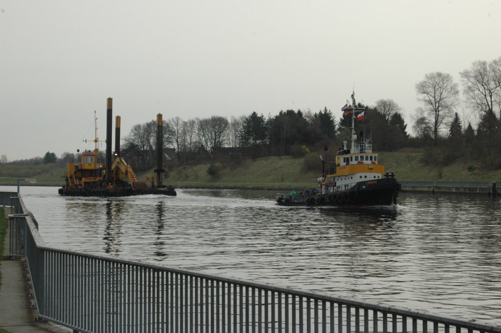 Der Schlepper Conrad (IMO: 8865652), Heimathafen Den-Helder. Im Schlepp ein  Bauponton auf dem NOK bei Rendsburg. Vom 11.04.2011. 
