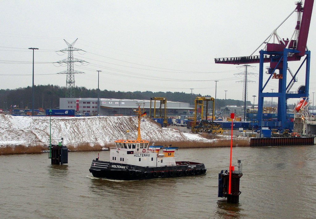 Der Schlepper  HOLTENAU  IMO 8200321 aus Kiel, soll beim Drehen auf der Trave die Schlepper  FAIRPLAY V  sowie  CLAUS  untersttzen, um die  SPIRIT OF BRAZIL  achteraus an das Rautenberg-Silo im Vorwerker Hafen in Lbeck zu bugsieren.
Aufgenommen: 27.1.2012