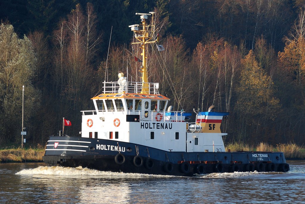 Der Schlepper Holtenau IMO-Nummer:8200321 Flagge:Deutschland Lnge:27.0m Breite:9.0m Baujahr:1982 Bauwerft:Oelkers&Eichler Schiffswerft,Neu Wulmstorf Hamburg Deutschland aufgenommen am 12.11.11 auf dem Nord-Ostsee-Kanal zwischen Grnental und Fischerhtte.