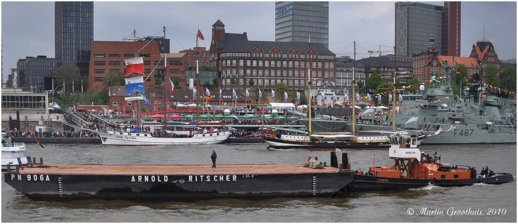 Der Schlepper  Kristin  (Baujahr 1940) bewegt am 9.05.2010 einen Ponton im Hamburger Hafen.