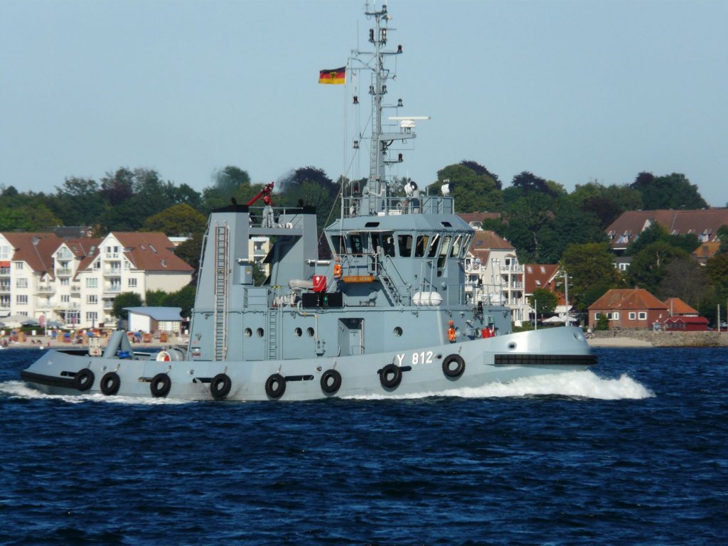 Der Schlepper Ltje Hrn am 12.08.2012 auf der Kieler Frde (im Hintergrund ist Laboe zu sehen). Lnge: 30,30m, Breite 9,10m, Tiefgang 2,60m, Geschwindigkeit 12kn, Baujahr 1990 auf der Husumer Schiffswerft.