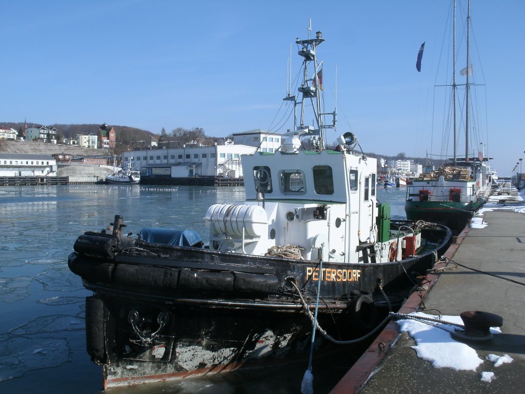 Der Schlepper  PETERSDORF  mit Winterspuren,am 16.Mrz 2013,im Sassnitzer Hafen.