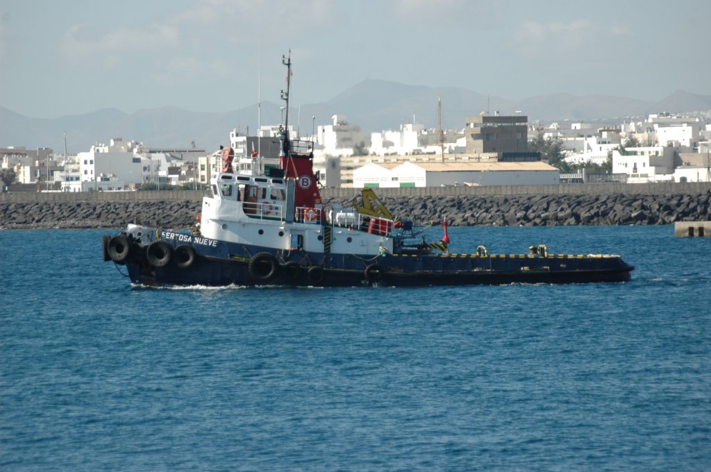 Der Schlepper Sertosa-Nueve (Heimathafen Cadiz)bei der Arbeit im Hafen von Arrecife/Lanzarote. Aufgenommen am 14.12.2010.