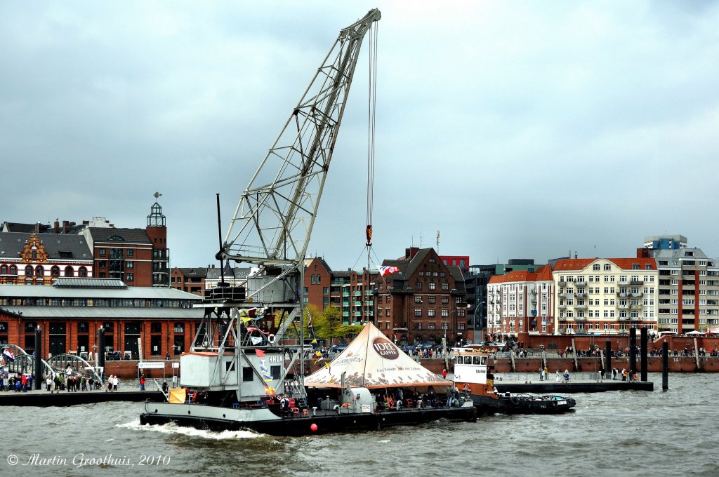 Der Schlepper  TAIFUN  bewegt den Schwimmkran HHLA  Karl Friedrich Steen  am 9.05.2010 im Hamburger Hafen.