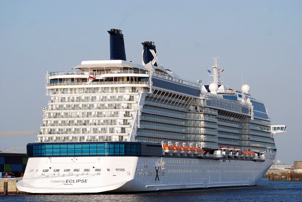 Der schne Cruise Liner Celebrity Eclipse am Cruise Center Hamburg am 18.04.10