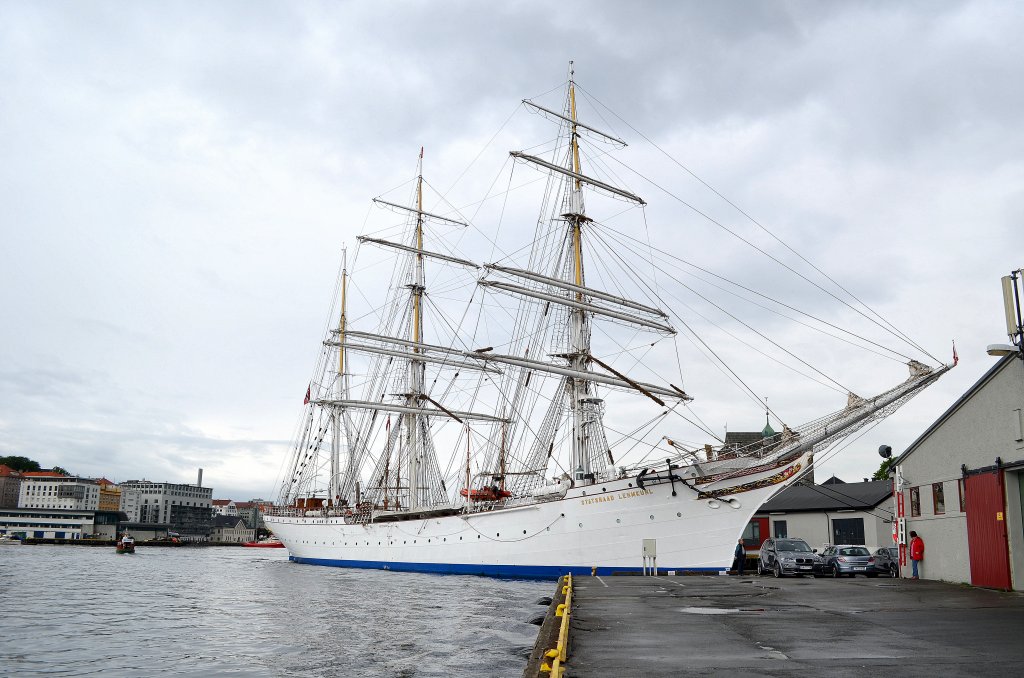 Der schne Dreimaster Statsraad Lehmkuhl ex Groherzog Friedrich August IMO-Nummer:5339248 Lnge:98.0m Breite:13.0m Flagge:Norwegen Baujahr:1914 Bauwerft:Tecklenborg Schiffswerft&Maschinen,Bremerhaven Deutschland in Hafen von Bergen am 16.06.12