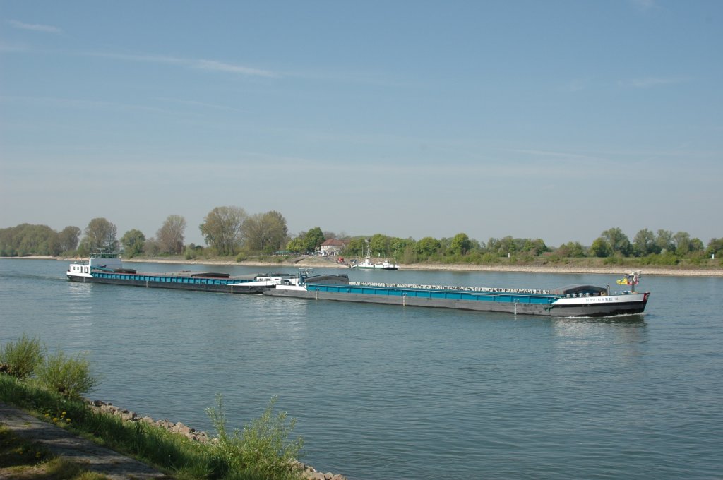 Der Schubverband NAVIGARE auf dem Rhein bei Gernsheim als Talfahrer. Aufgenommen am 25.04.2010.