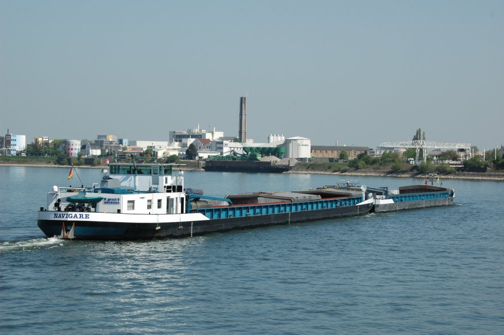 Der Schubverband NAVIGARE auf dem Rhein bei Gernsheim als Talfahrer. Aufgenommen am 25.04.2010.