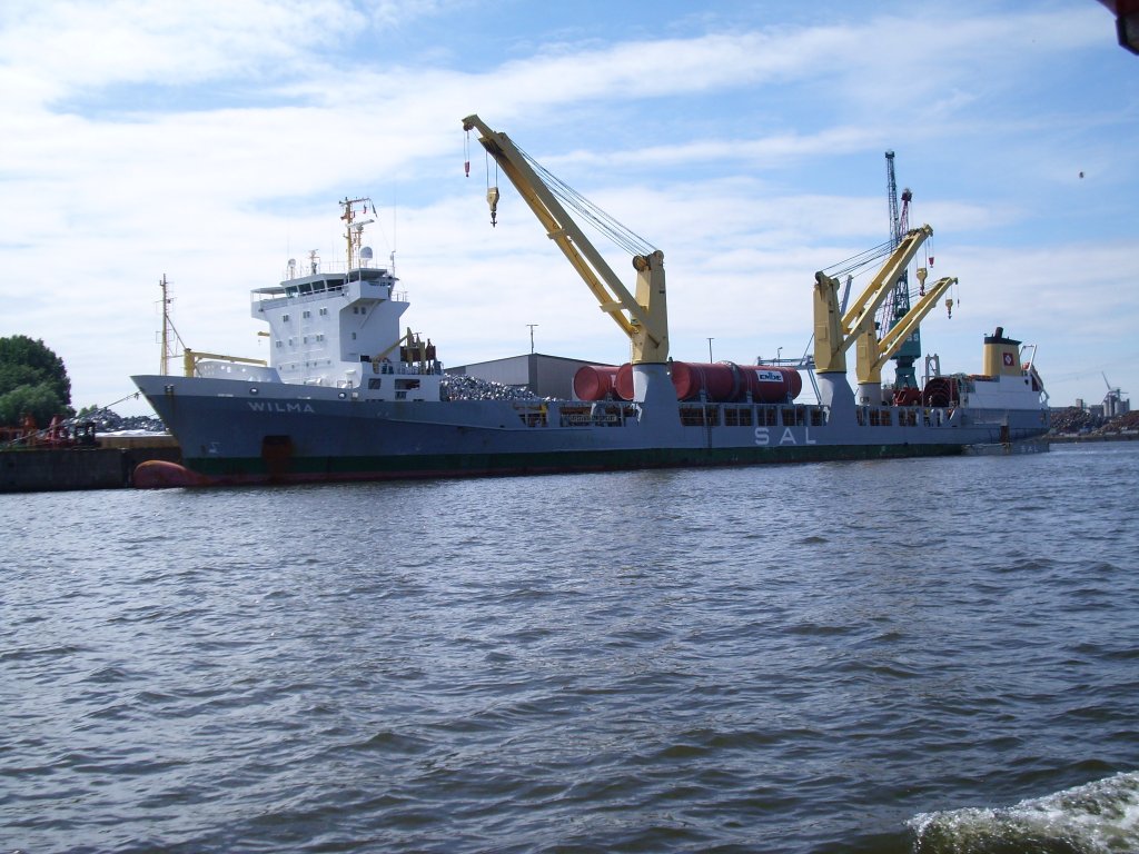 Der Schwerlastfrachter WILMA der deutschen Reederei SAL. Aufgenommen im Hamburger Hafen am 20.08.2010. Durch die drei an Bord befindlichen schweren Krne mit hohen Hubkrften und die ausfahrbaren Pontons kann das Schiff schwere Lasten aufnehmen.