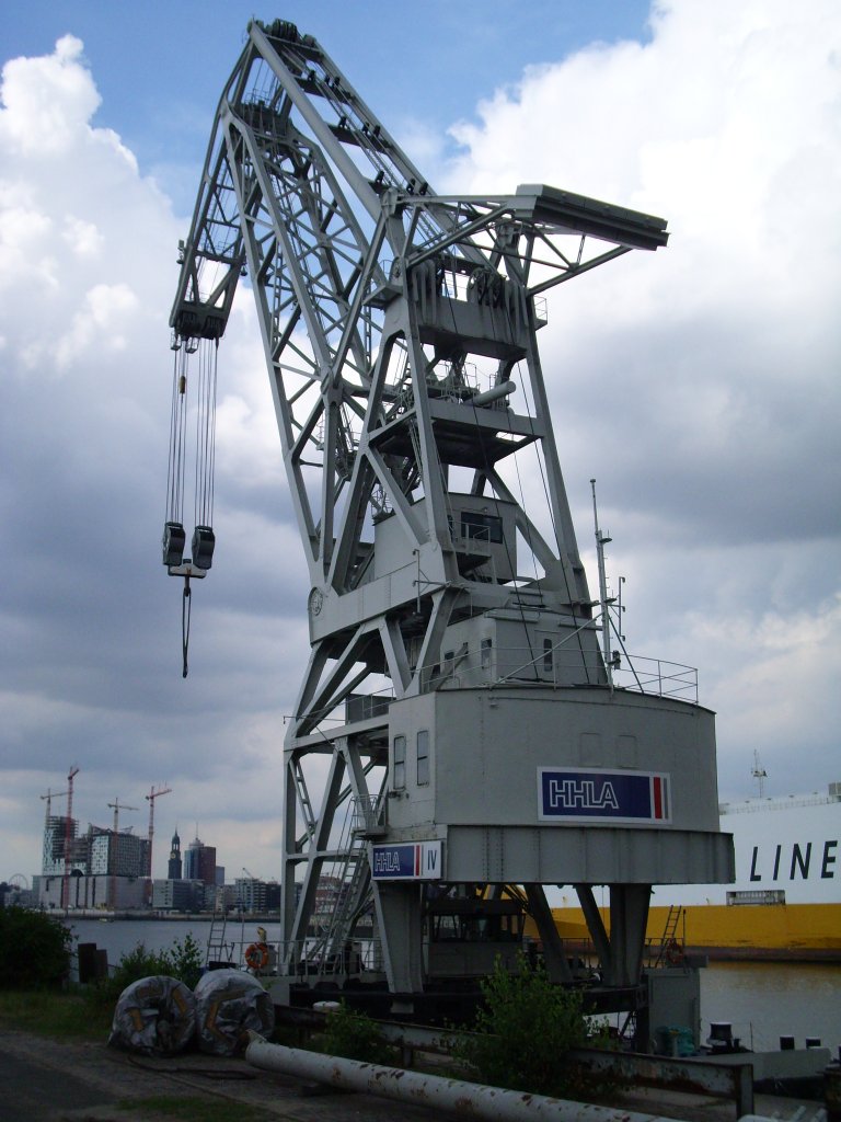 Der Schwimmkran IV der HHLA in Hamburg. Der Kran ist 55 Meter hoch. Der Demag-Kran hat eine Hubkraft von 220 Tonnen.
