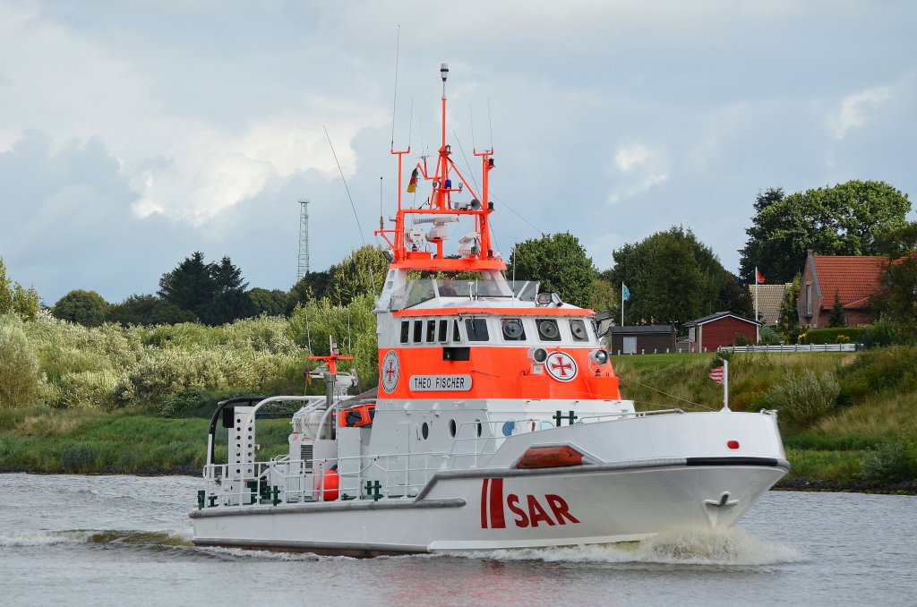 Der Seenotkreuzer Theo Fischer Flagge:Deutschland Lnge:23.0m Breite:6.0m passiert am 26.08.12 im Nord-Ostsee-Kanal die Eisenbahnhochbrcke bei Rendsburg.Gebaut wurde die Theo Fischer 1997 bei der Schweers-Werft in Bardenfleth.Ihr Tochterboot trgt den Namen Strper.Benannt ist sie nach dem Maschinisten des Seenotkreuzers Alfried Krupp,der bei einem Einsatz am 01.01.1995 ums Leben kam.Das Tochterboot erhielt seinen Namen nach der im mecklenburgischen Platt formulierten Bezeichnung fr einen pfiffigen Jungen.