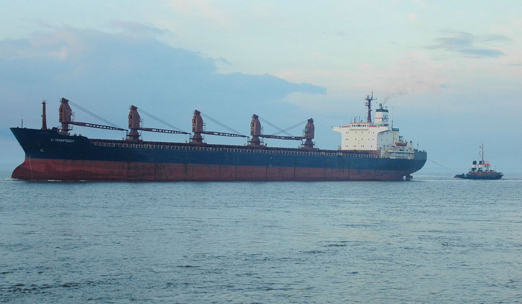 Der Stckgut- und Containerfrachter  C RHAPSODY wird mit Hilfe des Schleppers Bugsier 15 in die NOK-Schleuse Brunsbttel bugsiert. Aufgenommen am 4.4.2011. 