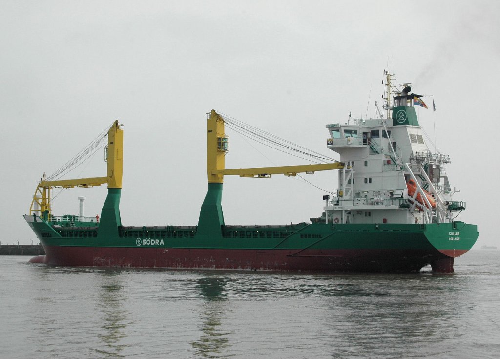 Der Stckgutfrachter  Cellus  mit IMO  9173317 des schwedischen Zellstoffkonzerns Sdra wurde am  3.4.2011 auf der Elbe bei Brunsbttel vor der Einfahrt zur Schleuse vom Nord-Ostsee-Kanal Richtung Kiel gesehen. 