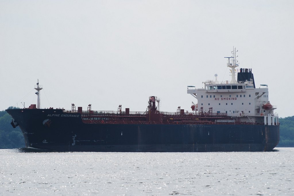 Der Tanker Alpine Endurance IMO-Nummer:9430260 Flagge:Marshall Inseln Lnge:183.0m Breite:32.0m Baujahr:2009 Bauwerft:Hyundai Mipo Dockyard,Ulsan Sdkorea nach Hamburg einlaufend bei Schulau Wedel am 15.06.11