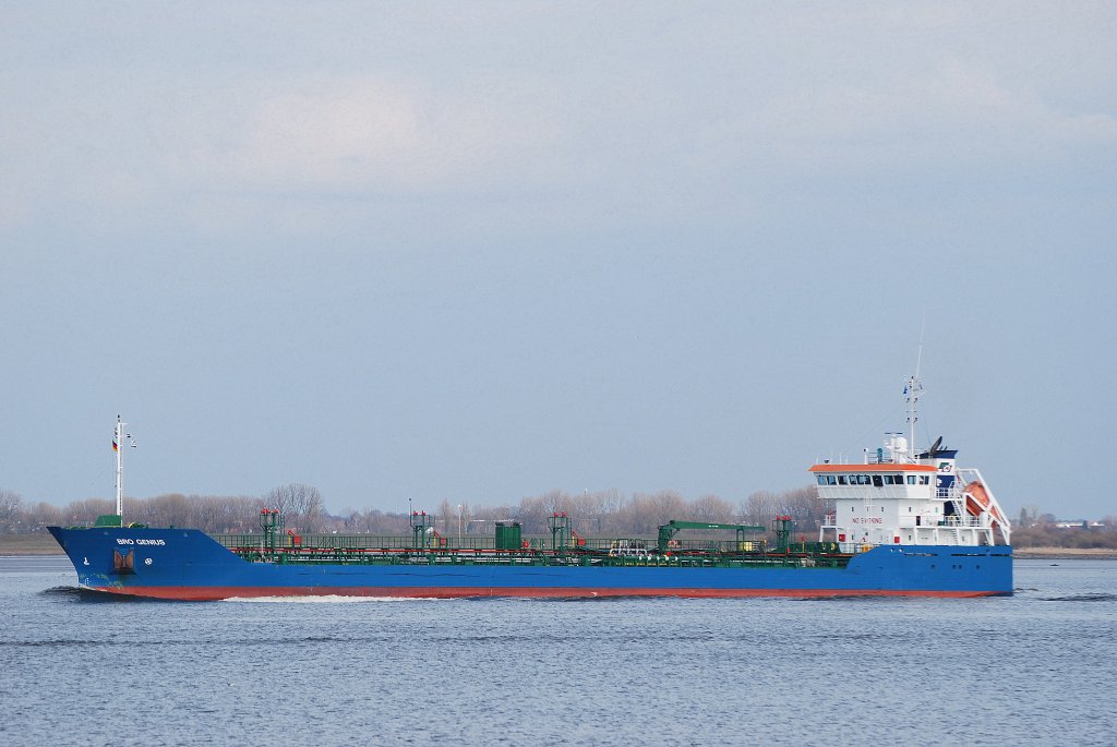 Der Tanker BRO Genius IMO-Nummer:9263605 Flagge:Niederlande Lnge:115.0m Breite:15.0m Baujahr:2003 Bauwerft:Ferus Smit Scheepswerf, Westerbroek Niederlande am 13.03.11 aufgenommen auf der Elbe bei Lhe.	 