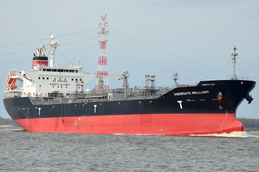 Der Tanker Chemroute Brilliant IMO-Nummer:9442562 Flagge:Panama Lnge:152.0m Breite:27.0m Baujahr:2009 Bauwerft:Shin Kurushima Dockyard,Akitsu Japan aufgenommen auf der Elbe bei Lhe am 15.04.12