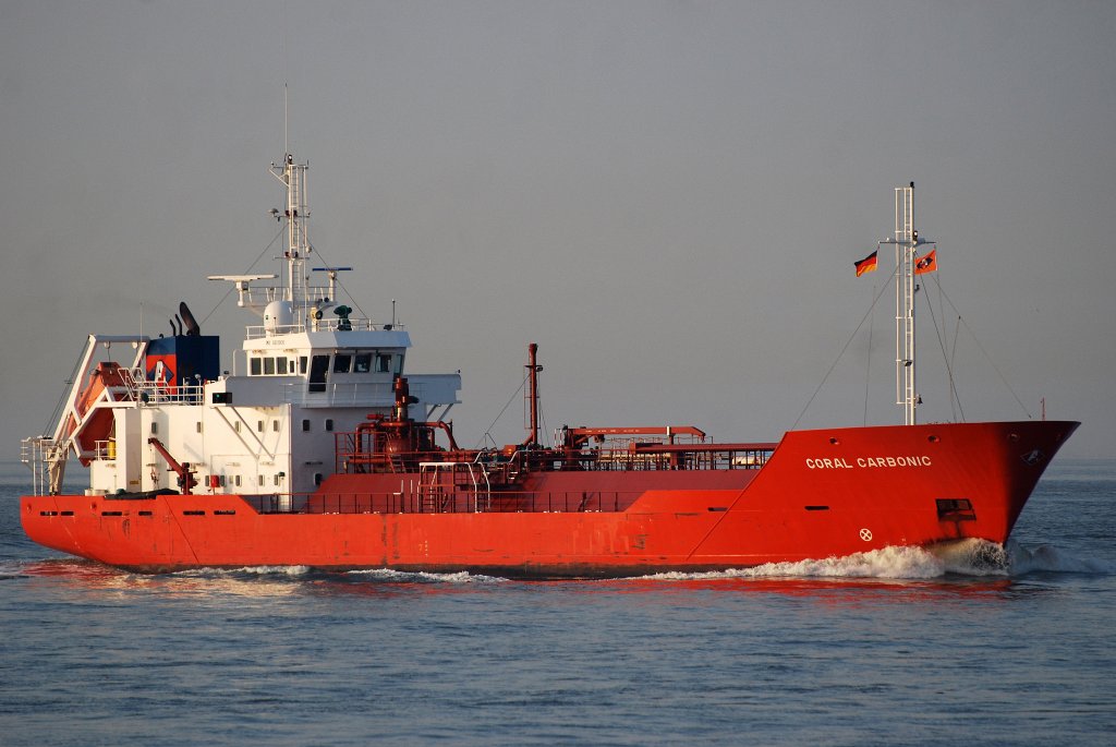 Der Tanker Coral Carbonic IMO-Nummer:9201906 Flagge:Niederlande Lnge:79.0m Breite:14.0m Baujahr:1999 Bauwerft:Frisian Shipbuilding Welgelegen,Harlingen Niederlande passiert am 25.09.11 die Alte Liebe Cuxhaven.