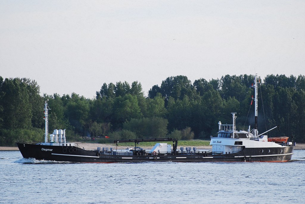 Der Tanker Dagmar IMO-Nummer:8835748 Flagge:Deutschland Lnge:55.0m Breite:7.0m Baujahr:1964 Bauwerft:Johnk Schiffswerft,Hamburg Deutschland am 05.06.10 einlaufend in Hamburg.