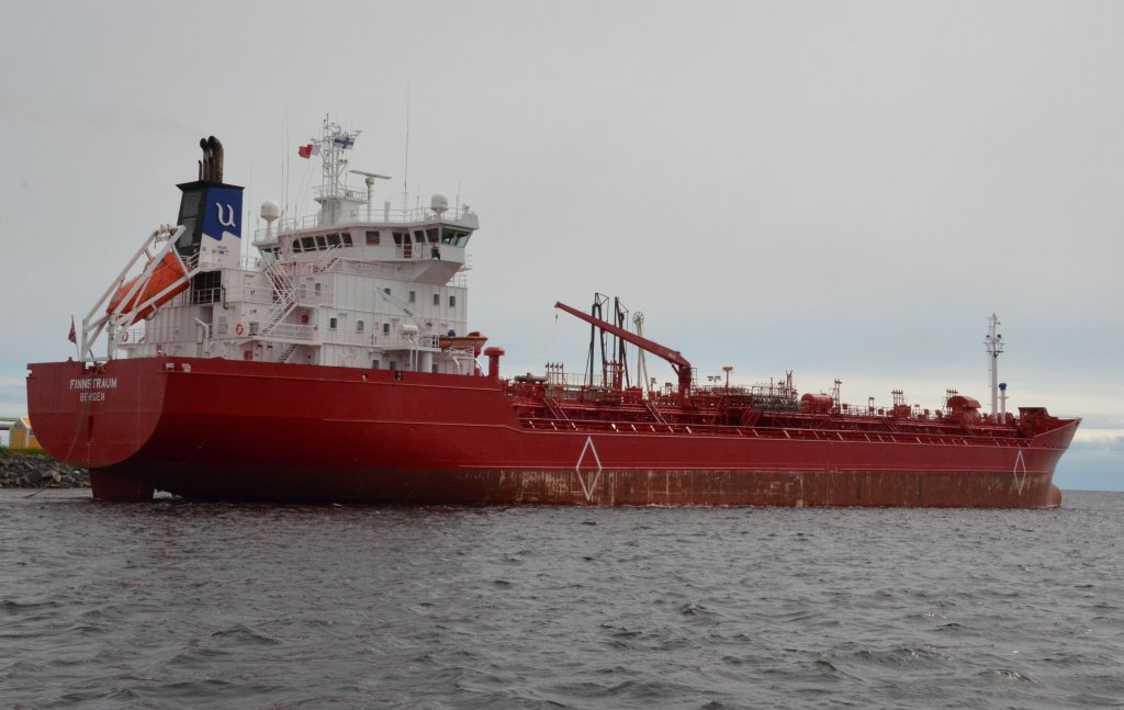 Der Tanker Finnstraum Heimathafen Bergen, hat neben der Samo im Hafen von Kemi am 20.06.2012 seine Ladung gelscht.