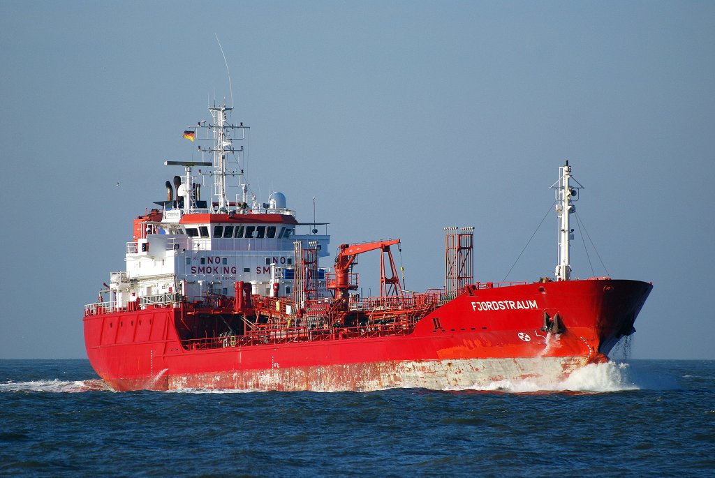 Der Tanker Fjordstraum IMO-Nummer:9114763 Flagge:Malta Länge:100.0m Breite:17.0m Baujahr:1996 Bauwerft:ENVC,Viana do Castelo Portugal passiert die Alte Liebe in Cuxhaven am 10.10.10 