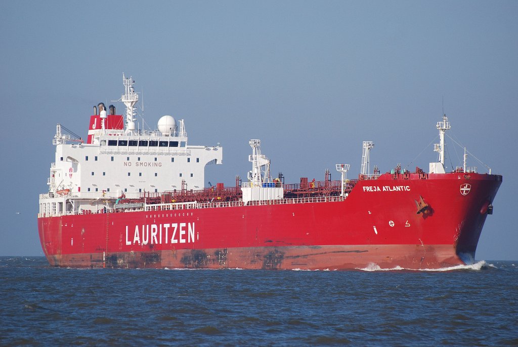 Der Tanker Freja Atlantic von Lauritzen in Dnemark IMO-Nummer:9278519 Flagge:Dnemark Lnge:182.0m Breite:32.0m Baujahr:2004 Bauwerft:STX Shipbuilding,Seoul Sdkorea passiert die Alte Liebe in Cuxhaven am 10.10.10