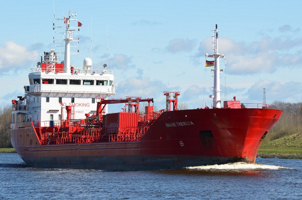 Der Tanker Hanne Theresa IMO-Nummer:9246918 Flagge:Dnemark Lnge:93.0m Breite:14.0m Baujahr:2002 Bauwerft:RMK Marine Shipyard,Istanbul Trkei im Nord-Ostsee-Kanal auf der Fahrt von Kiel nach Brunsbttel bei Rendsburg am 07.04.12