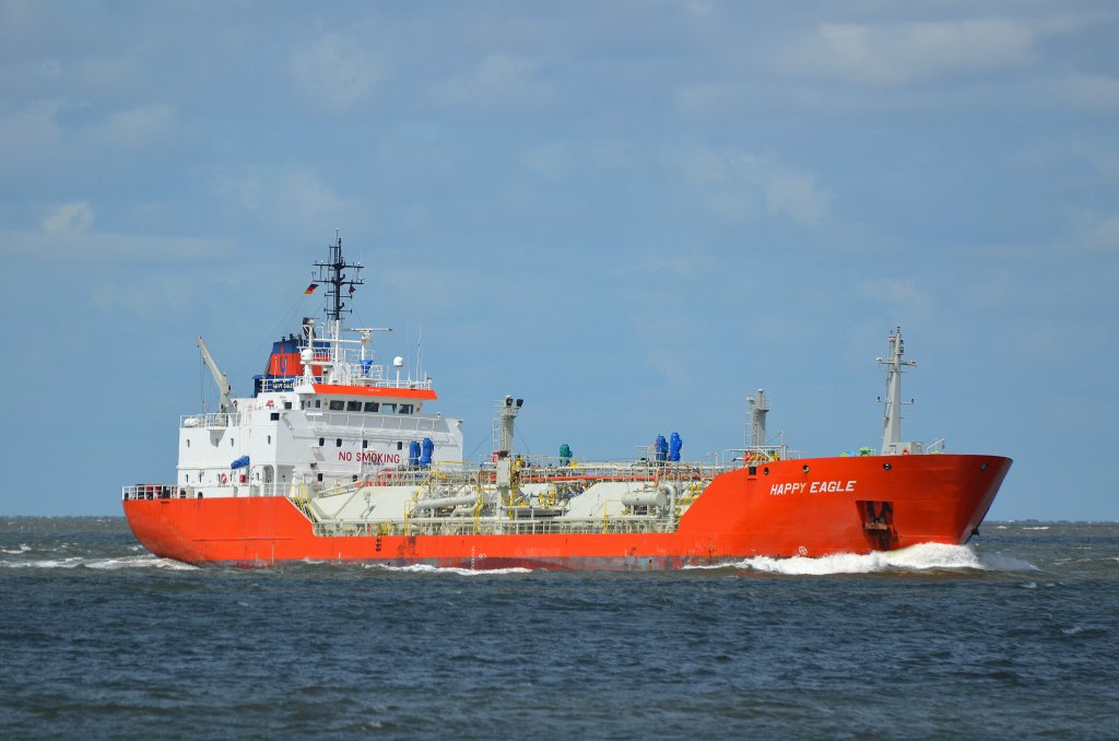 Der Tanker Happy Eagle IMo-Nummer:9040170 Flagge:Isle Of Man Länge:99.0m Breite:15.0m Baujahr:1993 Bauwerft:Barkmeijer Stroobos,Stroobos Niederlande vor der Alten Liebe Cuxhaven am 15.07.12