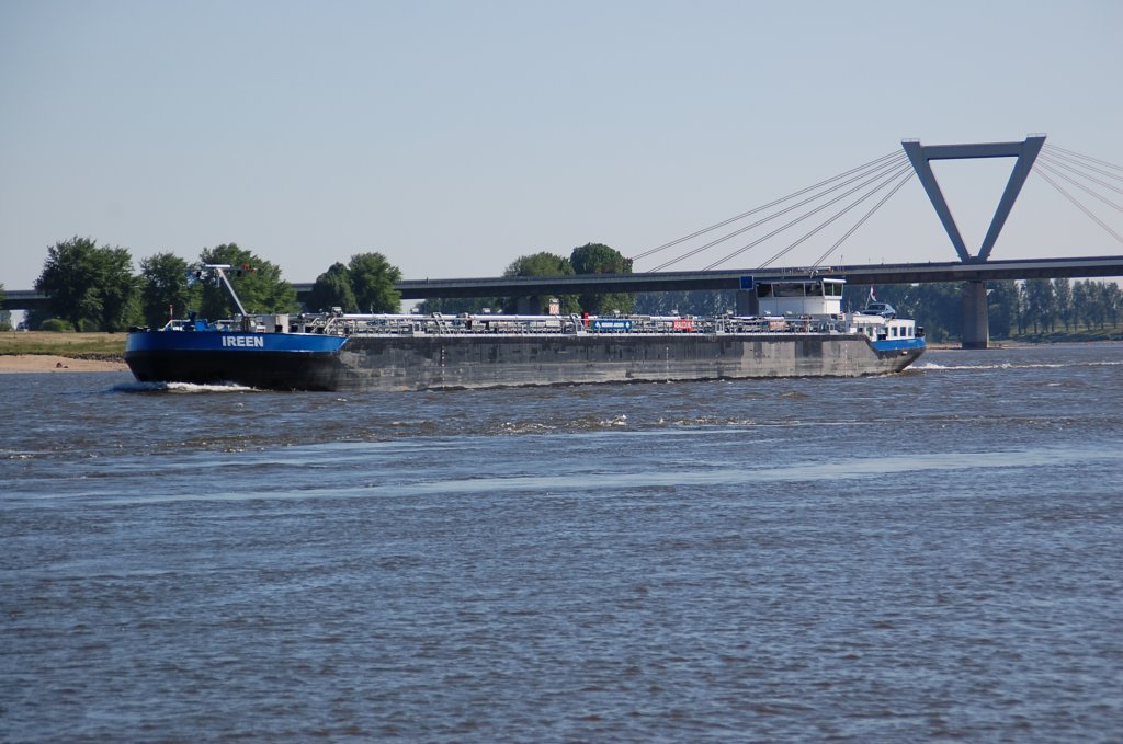 Der Tanker IREEN kommt an Christihimmelfahrt den Rhein bei Kilometer 753,7 talwrts gefahren, gerade hat er die Ilvericher Rheinbrcke passiert und nhert sich Lohausen. 2.6.2011