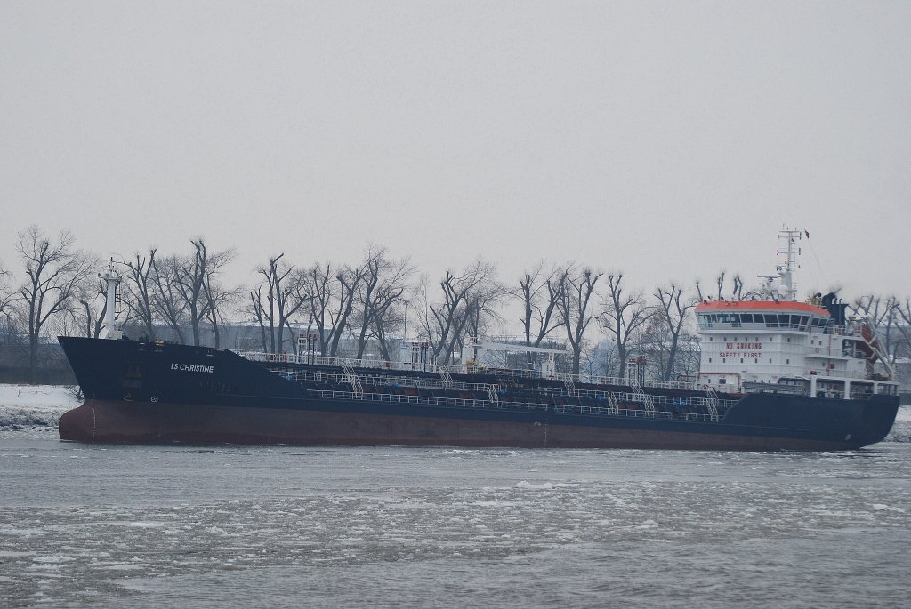 Der Tanker LS Christine IMO-Nummer:12058809 Flagge:Gibraltar Lnge:124.0m Breite:20.0m beim einlaufen in den Hamburger Hafen am 06.02.10