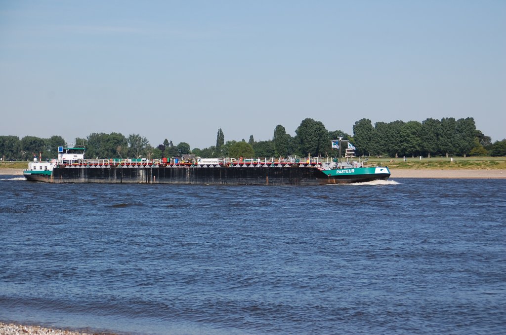 Der Tanker MS Pasteur fhrt hier bei Ilverich Rhein aufwrts. 2.6.2011