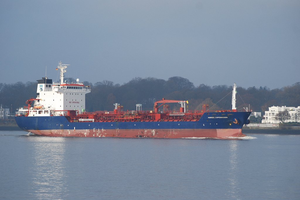 Der Tanker Nordic Copenhagen IMO-Nummer:9300776 Flagge:Singapur Lnge:126.0m Breite:20.0m beim einlaufen in Hamburg am 21.11.09 aufgenommen vom HADAG Fhranleger Finkenwerder gegenber der Lotsenstation.