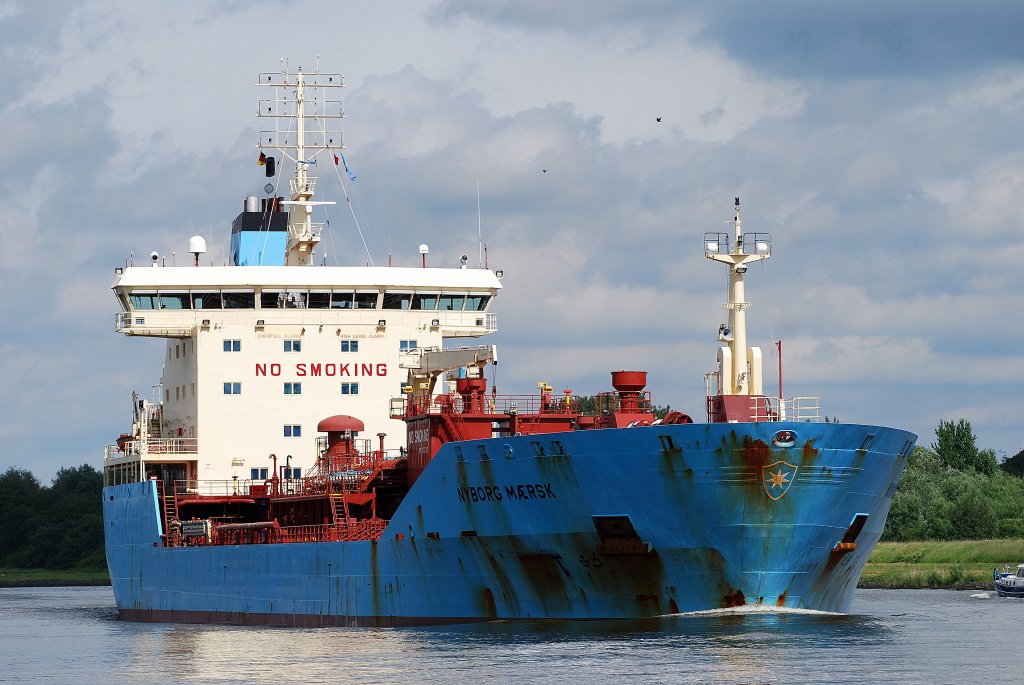 Der Tanker Nyborg Maersk IMO-Nummer:9322695 Flagge:Dnemark Lnge:144.0m Breite:23.0m Baujahr:2007 Bauwerft:Jiangnan Shipyard Group,Shanghai China aufgenommen auf dem Nord-Ostsee-Kanal hhe Eisenbahnhochbrcke Rendsburg am 26.06.11 