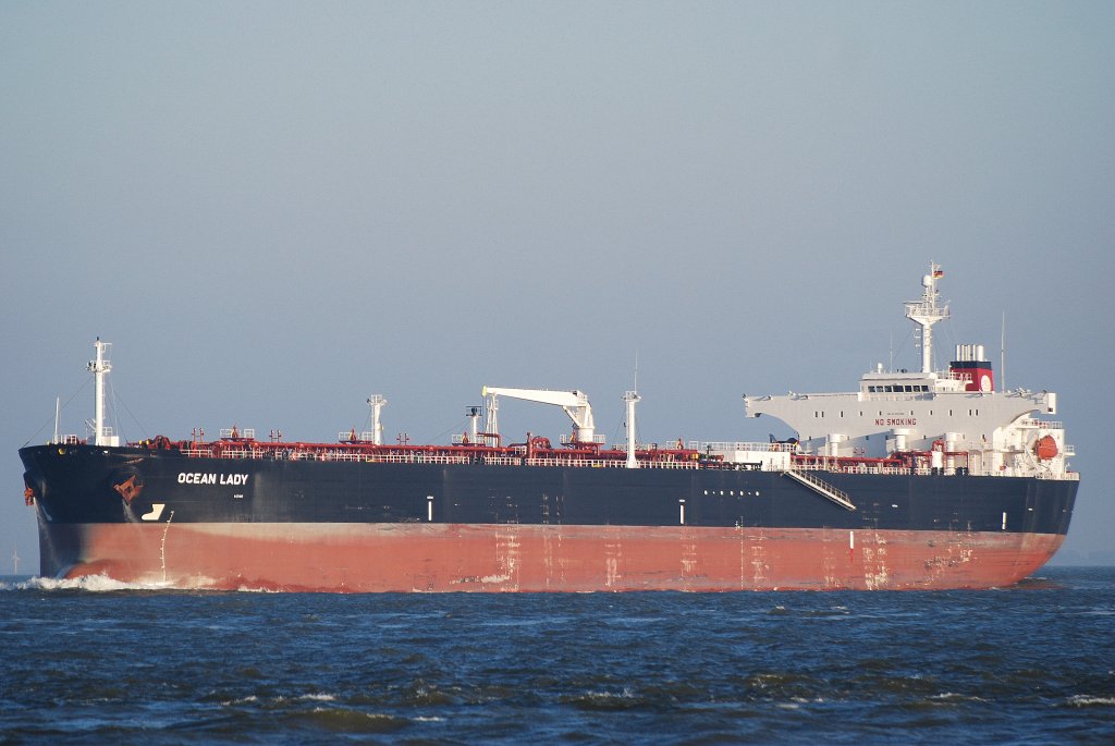 Der Tanker Ocean Lady IMO-Nummer:9237228 Flagge:Isle of Man Lnge:239.0m Breite:44.0m Baujahr:2002 Bauwerft:Sumitomo Heavy Industries,Tokio Japan vor der Alten Liebe Cuxhaven aufgenommen am 10.10.10