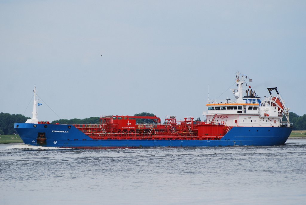 Der Tanker Orabelt IMO-Nummer:9486207 Flagge:Zypern Lnge:90.0m Breite:15.0m Baujahr:2009 Bauwerft:Yangzi Shipbuilding,Yizheng China auslaufend aus Hamburg bei Lhe am 10.07.11