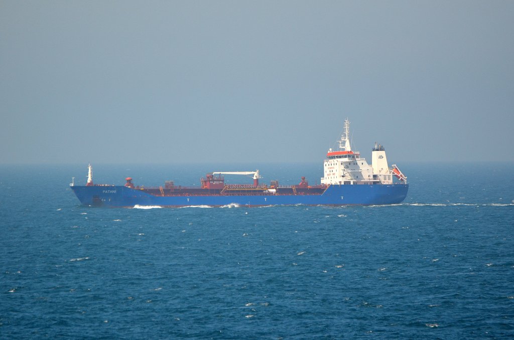 Der Tanker Patani IMO-Nummer:9373644 Flagge:Malta Lnge:144.0m Breite:23.0m Baujahr:2009 Bauwerft:Jiangnan Shipyard,Shanghai China auf See aufgenommen am 06.06.12 von der Queen Elizabeth.