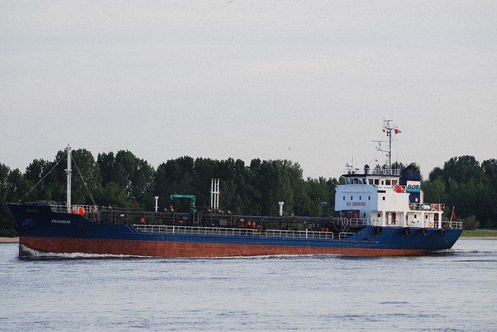 Der Tanker Pegasus IMO-Nummer:9078983 Flagge:Portugal Lnge:66.0m Breite:10.0m Baujahr:1993 Bauwerft:Watanabe Shipbuilding,Nagasaki Japan nach Hamburg einlaufend vor Schulau am 05.06.10