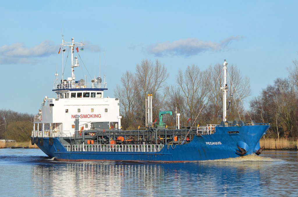 Der Tanker Pegasus IMO-Nummer:9078983 Flagge:Portugal Lnge:66.0m Breite:10.0m Baujahr:1993 Bauwerft:Watanabe Shipbuilding,Nagasaki Japan auf dem Nord-Ostsee-Kanal bei Burg am 26.02.12