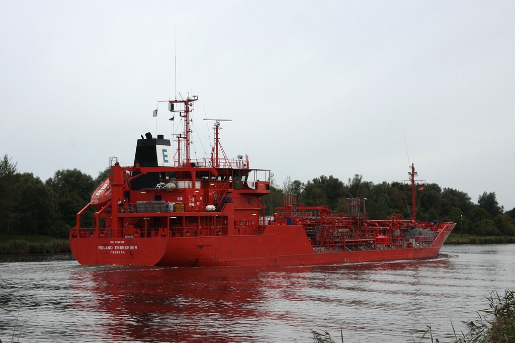 Der Tanker  Roland Essberger  am 25.09.2010 im Nord-Ostsee-Kanal zwischen Rsterbergen und Breiholz.