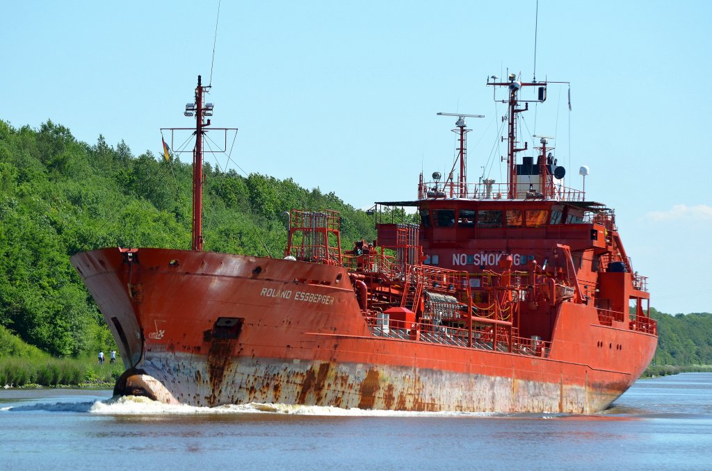 Der Tanker Roland Essberger IMO-Nummer:9020429 Flagge:Portugal Lnge:90.0m Breite:15.0m Baujahr:1992 Bauwerft:Sietas,Hamburg Deutschland auf dem Nord-Ostsee-Kanal bei Grnental am 28.05.12