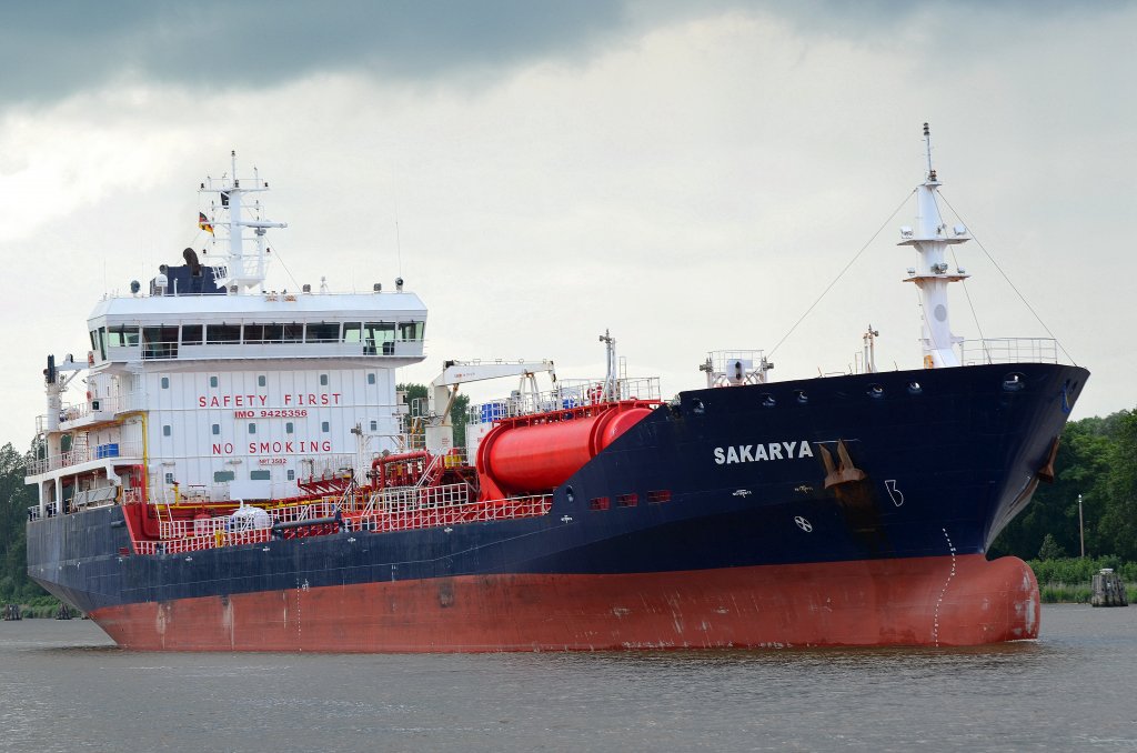 Der Tanker Sakarya IMO-Nummer:9425356 Flagge:Malta Lnge:130.0m Breite:20.0m Baujahr:2008 Bauwerft:Dearsan Shipyard,Istanbul Trkei aufgenommen am 23.06.13 an der Weiche Fischerhtte im Nord-Ostsee-Kanal. 